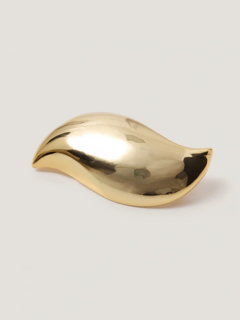 A teardrop-shaped gold-plated brooch