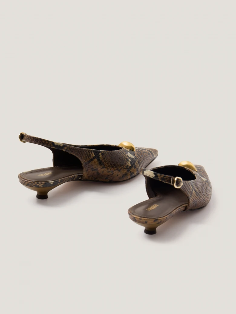 Leather slingback pumps with an animal print