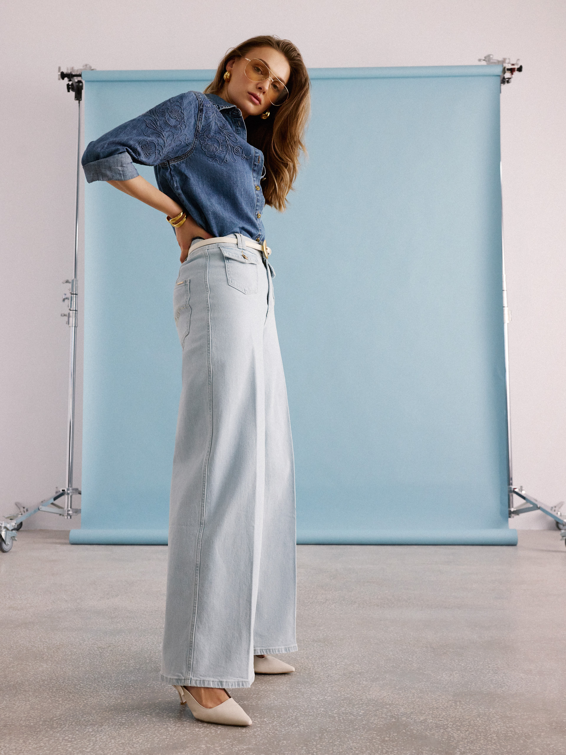Jasne jeansy wide leg z ozdobnymi guzikami