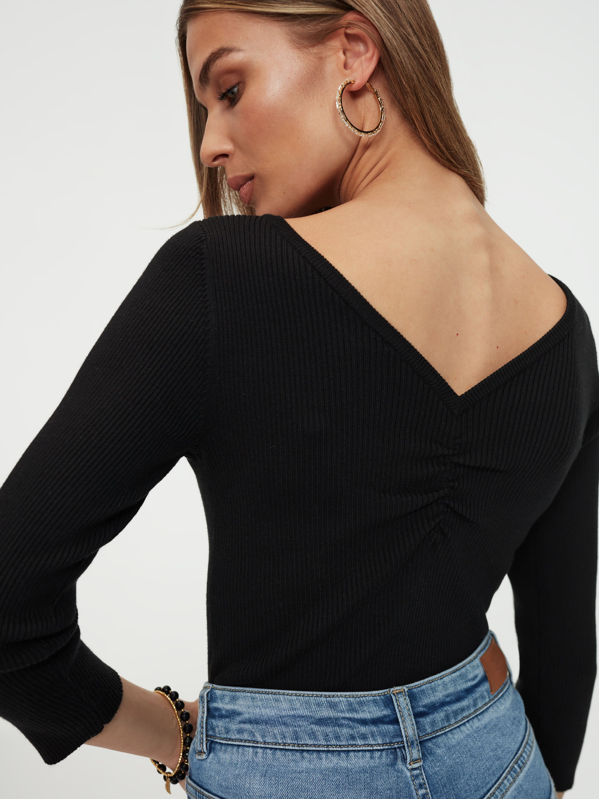Czarny sweter z dekoltem na plecach