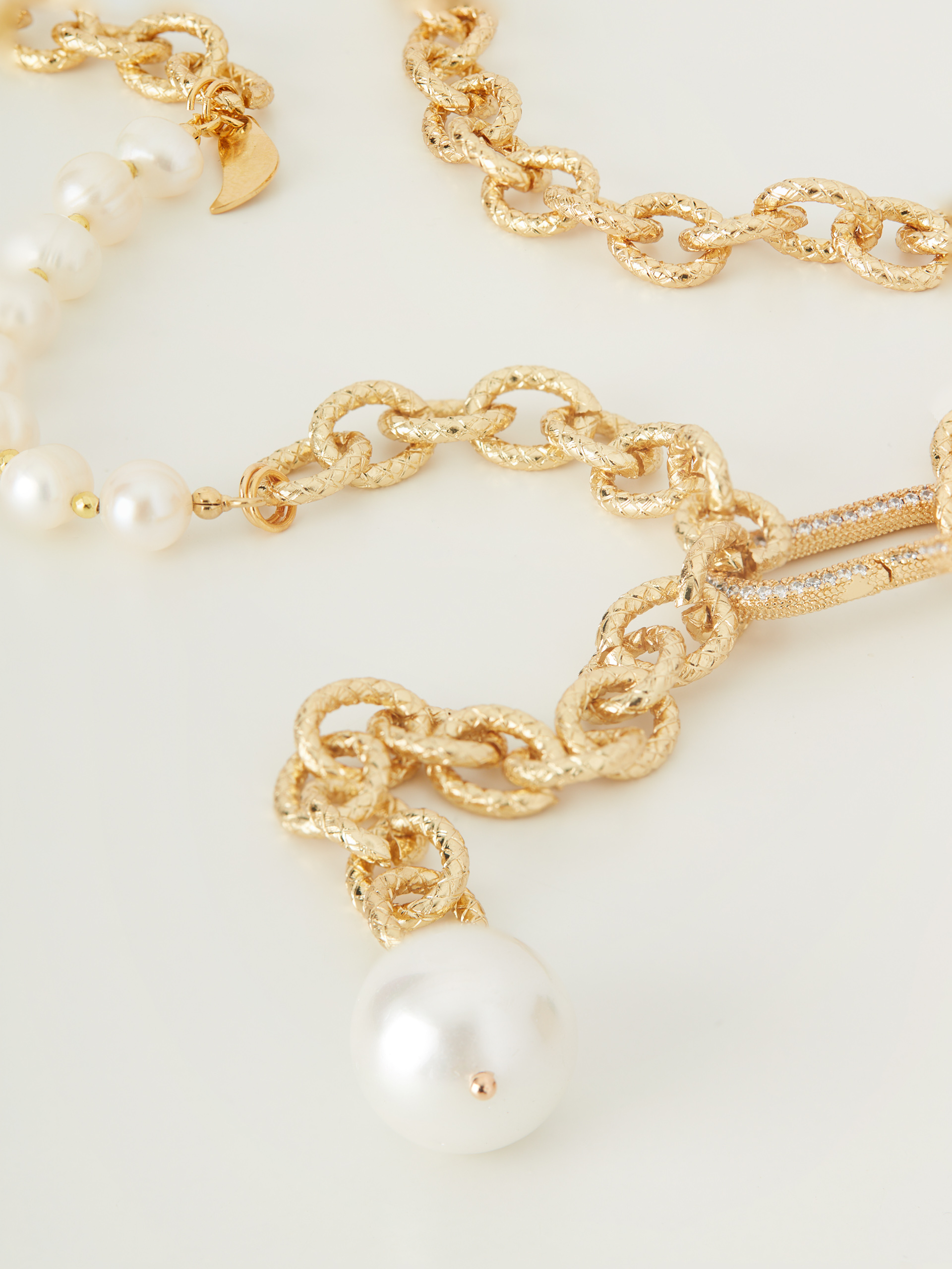 Long necklace with pearls