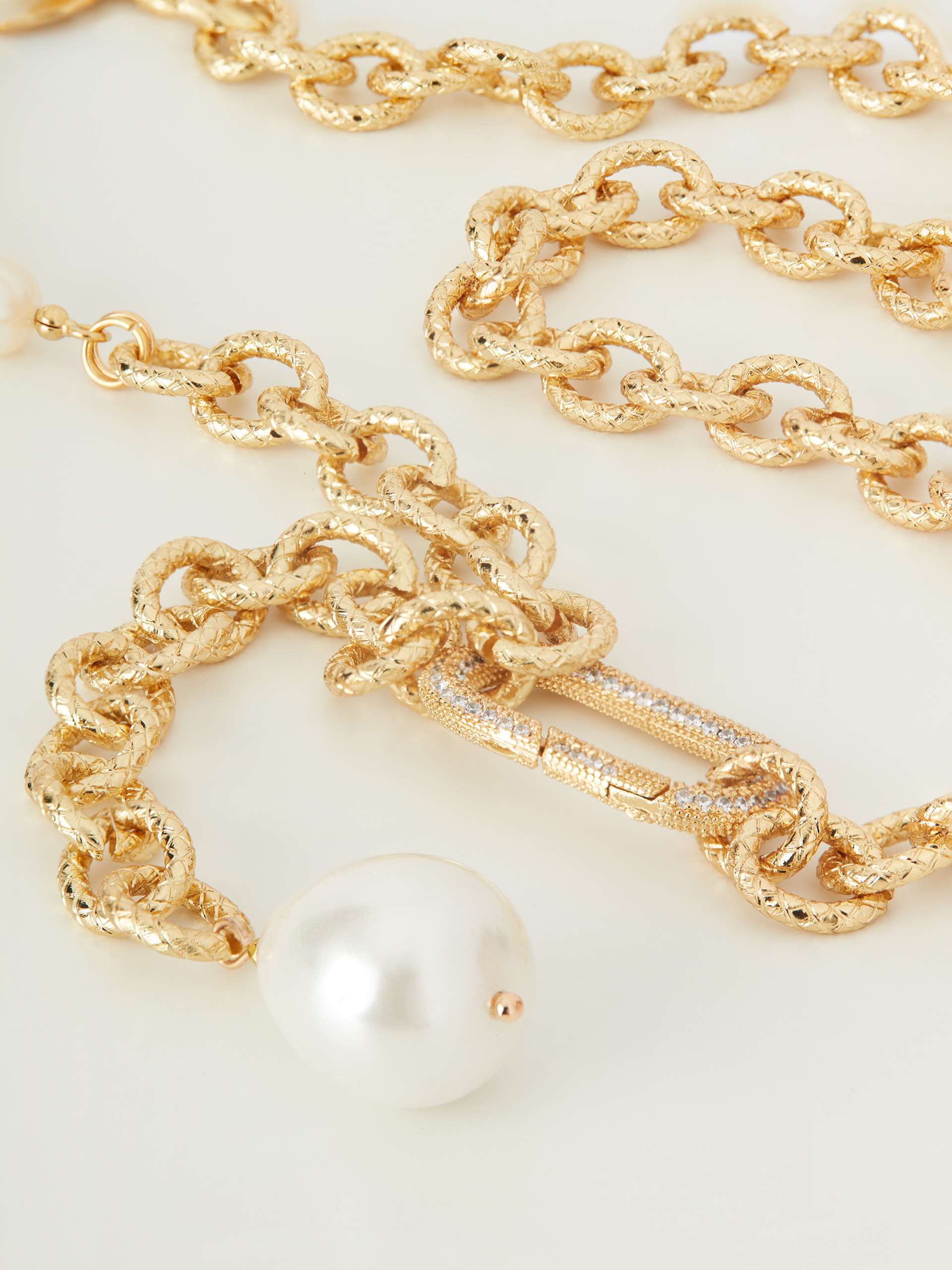 Long necklace with pearls