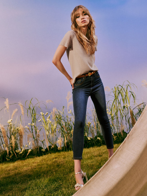 Classic high-waisted jeans